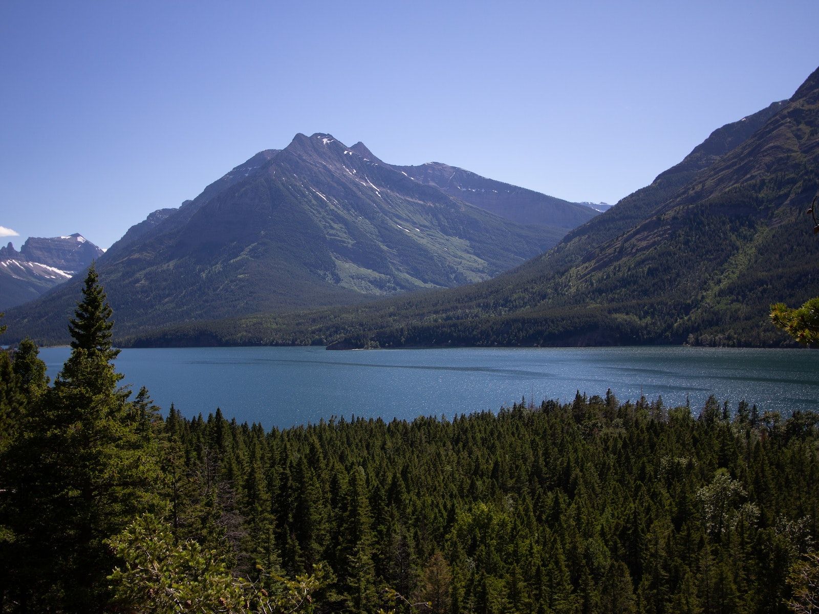 Montagne en Colombie-Britannique surplombant un lac