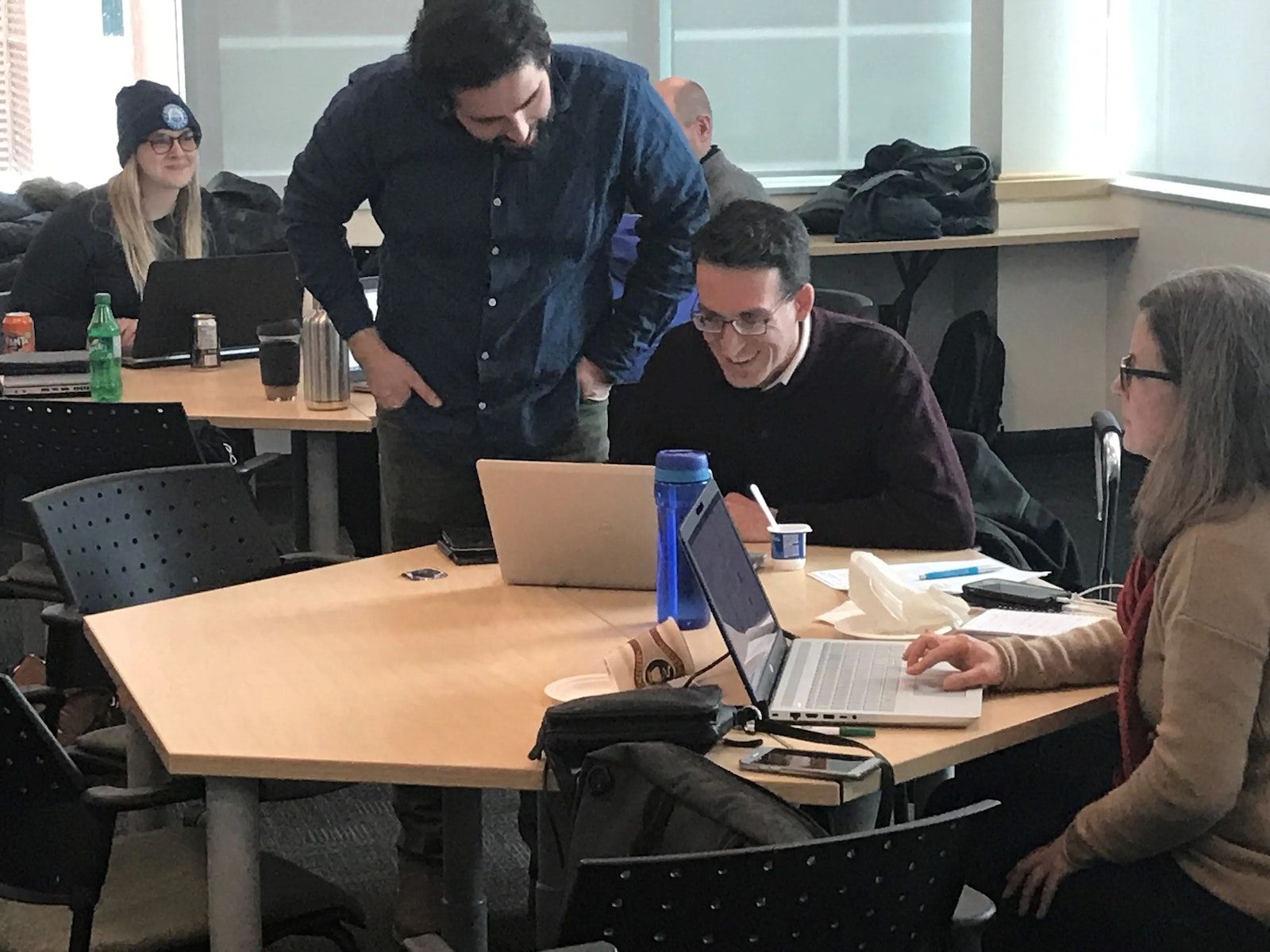 Patrick LeClair examine les données avec Cameron Deacoff sur un ordinateur portable posé sur une table