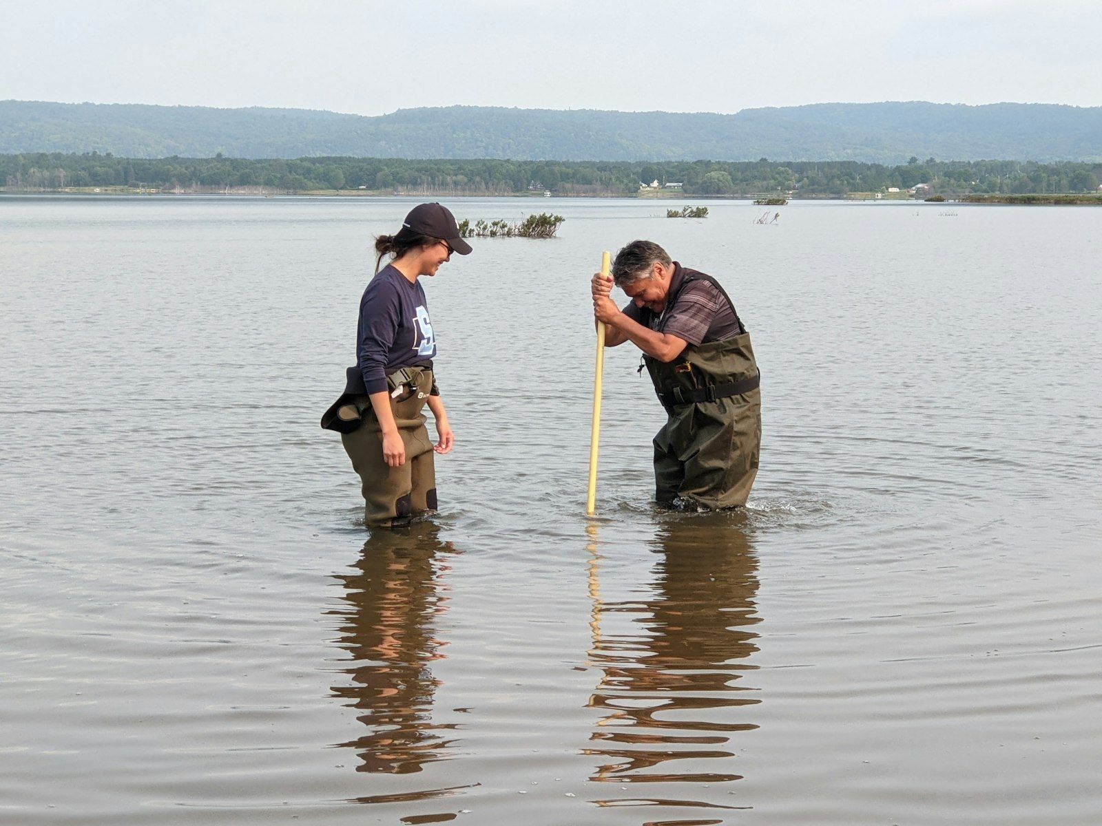Deux personnes prélevant des échantillons dans la rivière Sainte-Marie