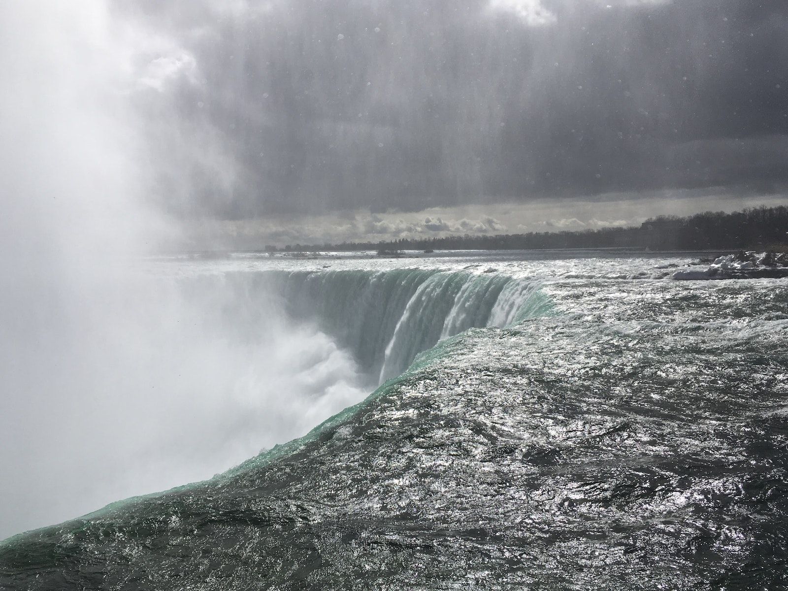 water flowing over Niagara Falls --- l'eau qui coule sur les chutes du Niagara