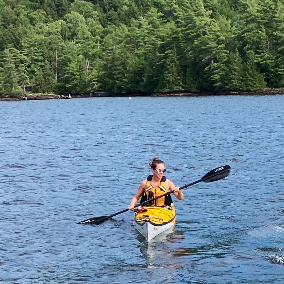 Lindsay Day fait du kayak sur le lac