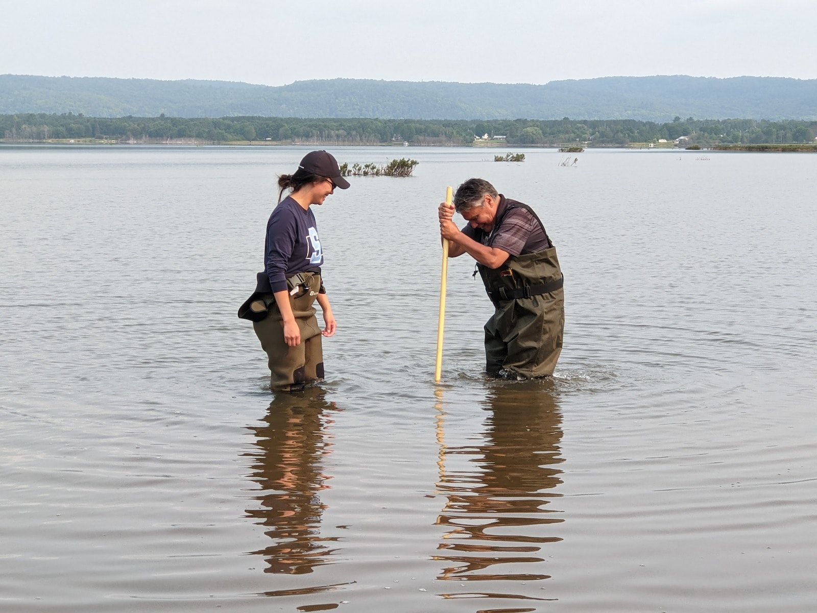 Deux personnes prélevant des échantillons dans la rivière Sainte-Marie