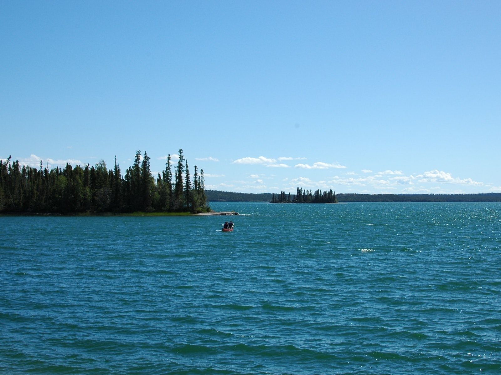 Lake with blue sky --- lac avec ciel bleu