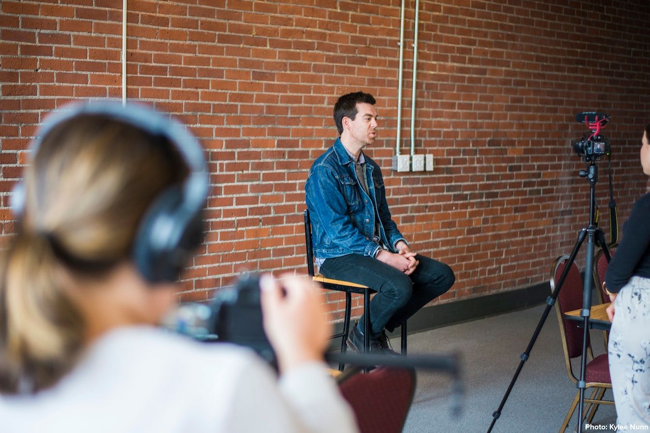 Donald Killorn de Eastern Charlotte Waterways assis sur une chaise alors qu'il est filmé lors d'une interview